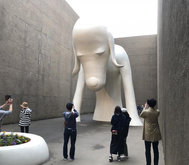 奈良美智 あおもり犬 立つ 置物